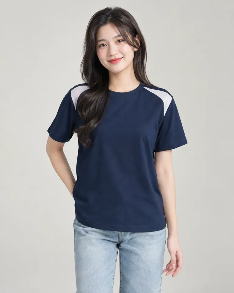 Người mẫu nữ Việt Nam mặc áo thun đồng phục xanh navy phối vai cổ tròn cotton 100%