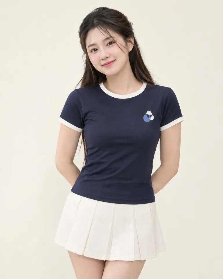 Người mẫu Việt Nam mặc áo thun đồng phục màu xanh navy, tay viền màu, form form baby tee 240gsm, chất thun lạnh co giãn