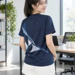 Áo thun đồng phục màu xanh navy, in chuyển nhiệt sau lưng, form tay raglan, chất cotton poly