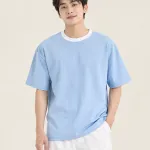 Áo thun đồng phục màu xanh dương nhạt, bo cổ tương phản, form form oversize 220gsm, chất cotton 100%