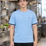 Áo thun đồng phục màu xanh dương nhạt, tay viền màu, form form suông unisex, chất cotton poly