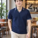 Áo polo đồng phục màu xanh navy, thân áo tối giản, form cổ V phối viền, chất cotton rayon