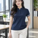 Áo polo đồng phục màu xanh navy, tay áo phối sọc, form cổ tàu tối giản, chất cotton rayon