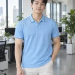 Áo polo đồng phục màu xanh dương nhạt, nẹp cổ hai nút, form cổ V phối viền, chất cá sấu cotton