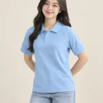 Áo polo đồng phục màu xanh dương nhạt, thân áo tối giản, form phối vai raglan, chất cotton rayon