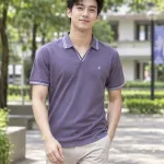 Áo polo đồng phục màu tím khói, viền cổ tương phản, form cổ V phối viền, chất pique poly co giãn