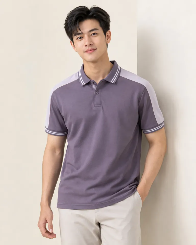 Người mẫu Việt Nam mặc áo polo đồng phục màu tím khói, vai phối màu, form bo cổ sọc, chất cá sấu cotton