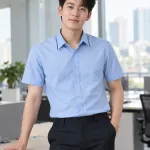 Áo sơ mi đồng phục màu xanh dương nhạt, viền cổ tinh tế, form tay ngắn cổ bẻ, chất kate ford
