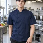 Áo bếp đồng phục màu xanh navy, nút bọc đồng màu, form tay ngắn thoáng nhẹ, chất kaki cotton
