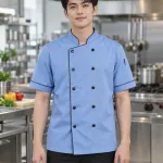 Áo bếp đồng phục màu xanh dương nhạt, phối viền cổ, form vạt chéo hai hàng nút, chất vải chéo ít nhăn
