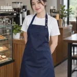 Tạp dề đồng phục màu xanh navy, túi ngực nhỏ, form yếm cúc điều chỉnh, chất vải chống thấm