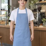 Tạp dề đồng phục màu xanh dương nhạt, túi ngực nhỏ, form dài đeo cổ, chất canvas mềm