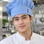 Mũ đồng phục màu xanh dương nhạt, thêu logo mặt trước, form mũ bếp chụp đầu, chất kaki cotton