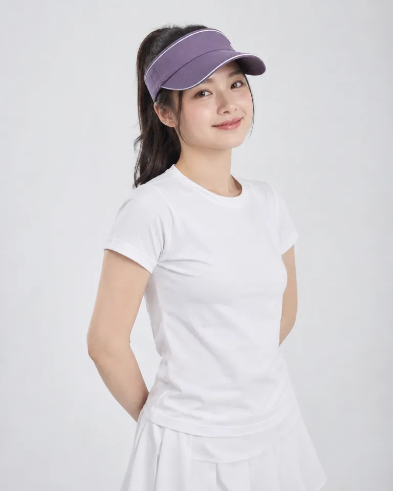Người mẫu Việt Nam mặc mũ đồng phục màu tím khói, viền chỉ tương phản, form visor nửa đầu, chất kaki cotton