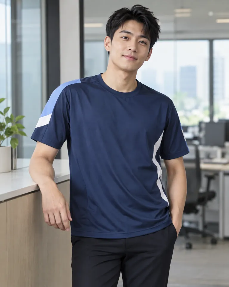 Người mẫu Việt Nam mặc bộ đồng phục doanh nghiệp màu xanh navy, màu phối theo bộ phận, form áo thun cổ tròn, chất vải gió hai lớp