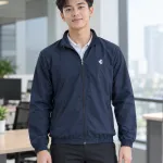 Bộ đồng phục doanh nghiệp màu xanh navy, logo thêu ngực trái, form áo khoác gió nhẹ, chất kate ít nhăn
