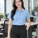 Bộ đồng phục doanh nghiệp màu xanh dương nhạt, logo thêu ngực trái, form sơ mi thanh lịch, chất cá sấu co giãn