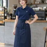 Đồng phục quán cafe màu xanh navy, phối tạp dề dài, form polo cho barista, chất cotton compact