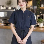 Đồng phục quán cafe màu xanh navy, logo thêu tối giản, form sơ mi cổ tàu, chất canvas mềm