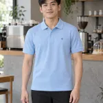 Đồng phục quán cafe màu xanh dương nhạt, logo thêu tối giản, form áo thun phục vụ, chất cá sấu poly