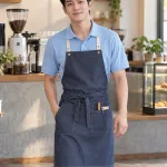 Đồng phục quán cafe màu xanh dương nhạt, túi dụng cụ nhỏ, form combo áo và tạp dề, chất cotton compact