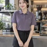 Đồng phục quán cafe màu tím khói, logo thêu tối giản, form polo cho barista, chất cotton compact