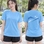 Áo teambuilding màu xanh dương nhạt, in slogan sau lưng, form cổ tròn thể thao, chất poly mè thể thao
