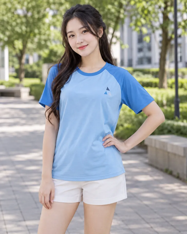 Người mẫu Việt Nam mặc áo teambuilding màu xanh dương nhạt, chia màu theo đội, form tay raglan, chất cotton poly