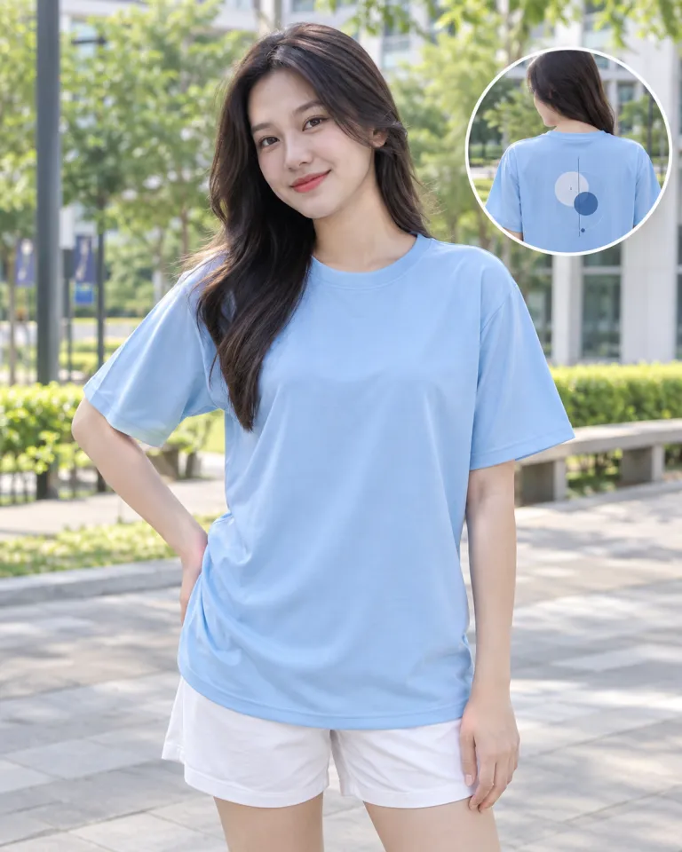 Người mẫu Việt Nam mặc áo nhóm màu xanh dương nhạt, slogan sau lưng, form cổ tròn unisex, chất thun lạnh