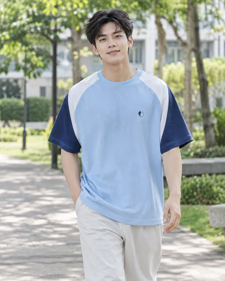 Người mẫu Việt Nam mặc áo nhóm màu xanh dương nhạt, phối tay hai màu, form form oversize, chất cotton compact