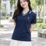 Áo lớp polo màu xanh navy, tên lớp sau lưng, form cổ V phối viền, chất cá sấu cotton