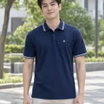 Áo lớp polo màu xanh navy, logo nhỏ trước ngực, form cổ bẻ sọc, chất cotton mềm 220gsm