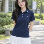Áo lớp polo màu xanh navy, logo nhỏ trước ngực, form bo tay tương phản, chất pique co giãn