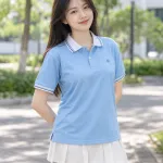Áo lớp polo màu xanh dương nhạt, tên lớp sau lưng, form cổ bẻ sọc, chất cotton poly