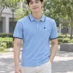 Áo lớp polo màu xanh dương nhạt, tên lớp sau lưng, form bo tay tương phản, chất cotton mềm 220gsm