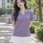 Áo lớp polo màu tím khói, logo nhỏ trước ngực, form cổ V phối viền, chất cotton mềm 220gsm