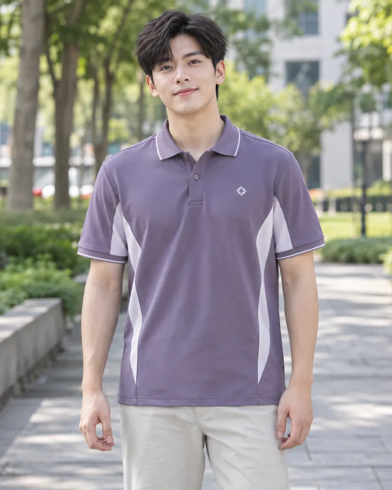 Người mẫu Việt Nam mặc áo lớp polo màu tím khói, logo nhỏ trước ngực, form phối sườn, chất cotton poly