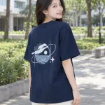 Áo lớp thun màu xanh navy, hình in lớn sau lưng, form cổ tròn form rộng, chất cotton 100%