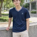 Áo lớp thun màu xanh navy, slogan trước ngực, form cổ tim thể thao, chất thun co giãn bốn chiều