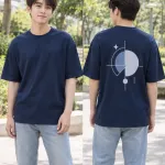 Áo lớp thun màu xanh navy, hình in lớn sau lưng, form form oversize, chất cotton poly