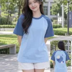 Áo lớp thun màu xanh dương nhạt, hình in lớn sau lưng, form tay raglan, chất cotton compact